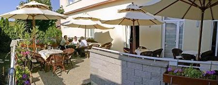 马克西姆酒店 Svätý Jur 外观 照片