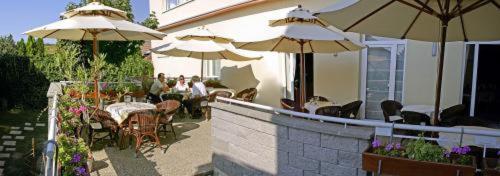 马克西姆酒店 Svätý Jur 外观 照片