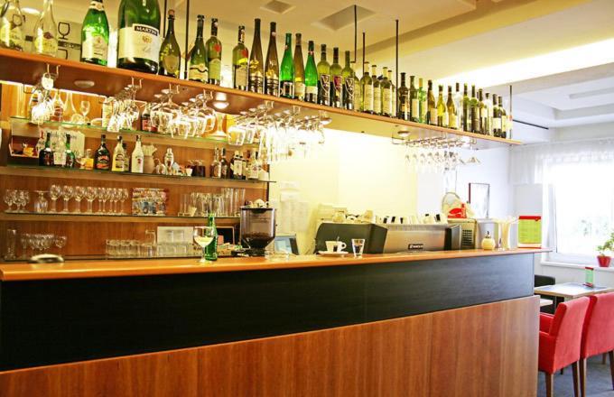 马克西姆酒店 Svätý Jur 外观 照片