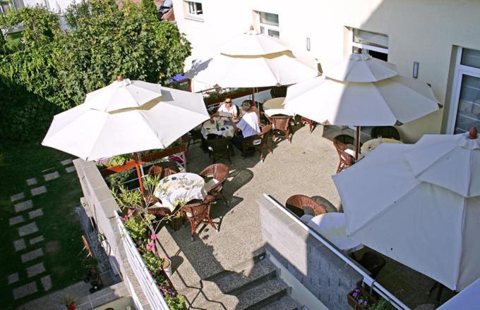 马克西姆酒店 Svätý Jur 外观 照片