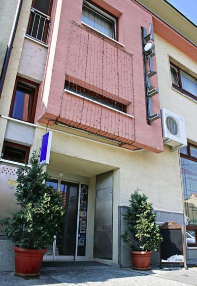 马克西姆酒店 Svätý Jur 外观 照片
