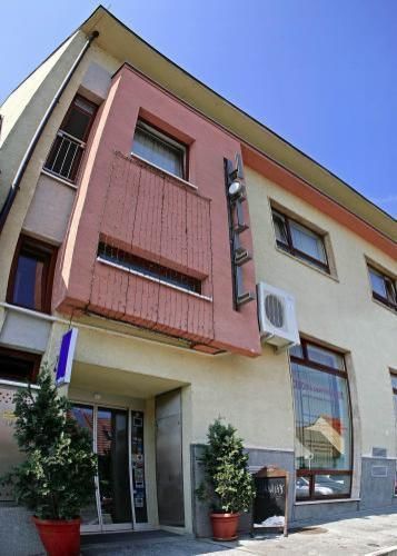 马克西姆酒店 Svätý Jur 外观 照片