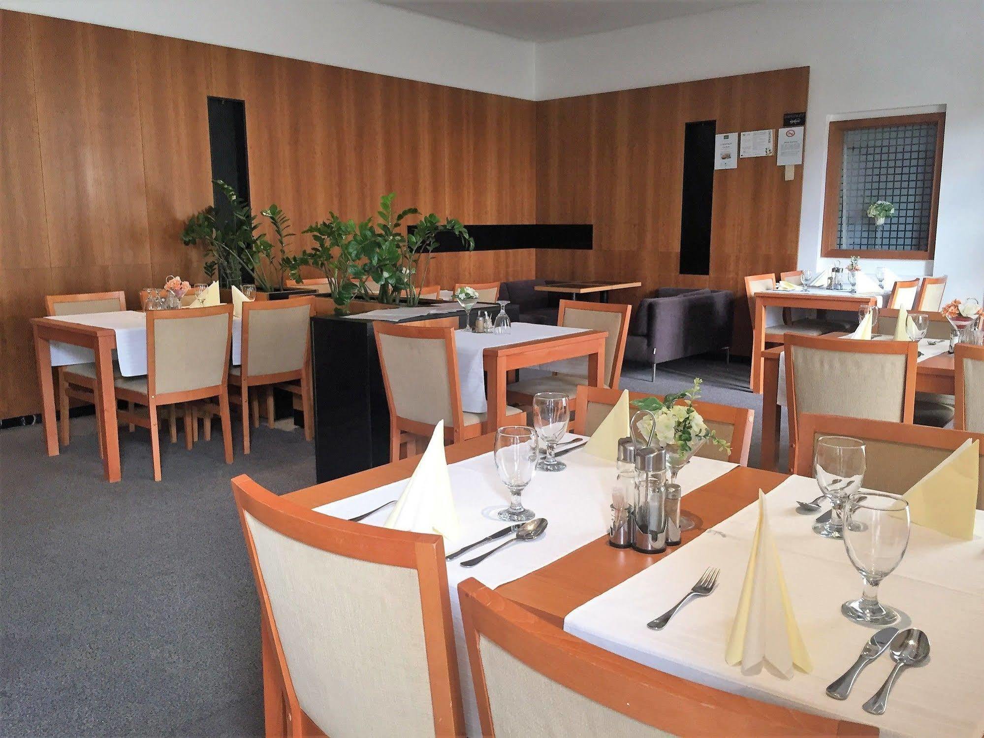 马克西姆酒店 Svätý Jur 外观 照片