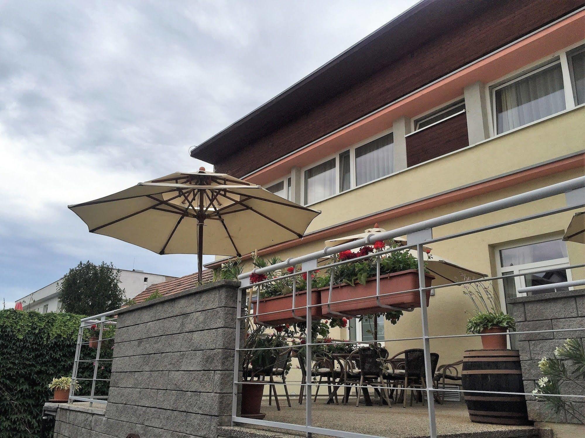 马克西姆酒店 Svätý Jur 外观 照片