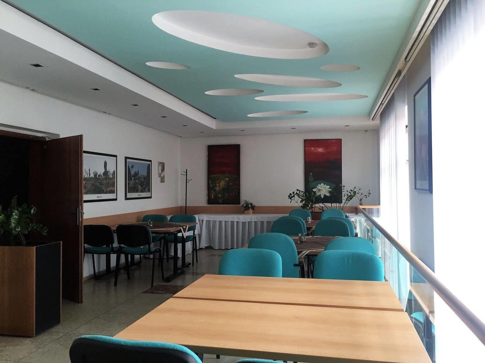 马克西姆酒店 Svätý Jur 外观 照片