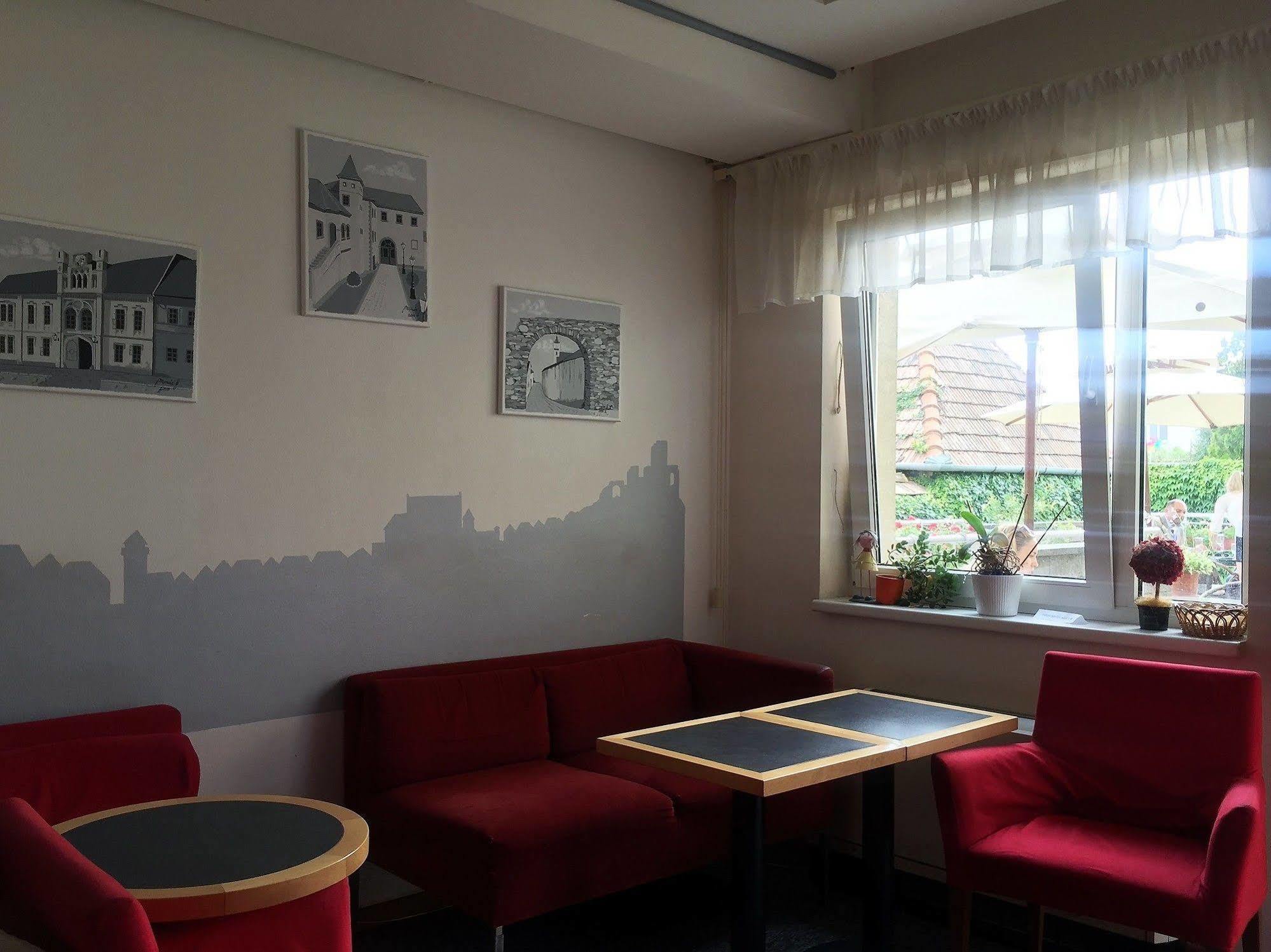 马克西姆酒店 Svätý Jur 外观 照片
