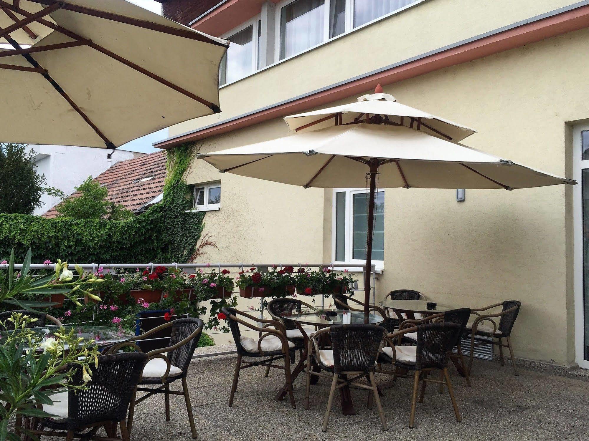 马克西姆酒店 Svätý Jur 外观 照片