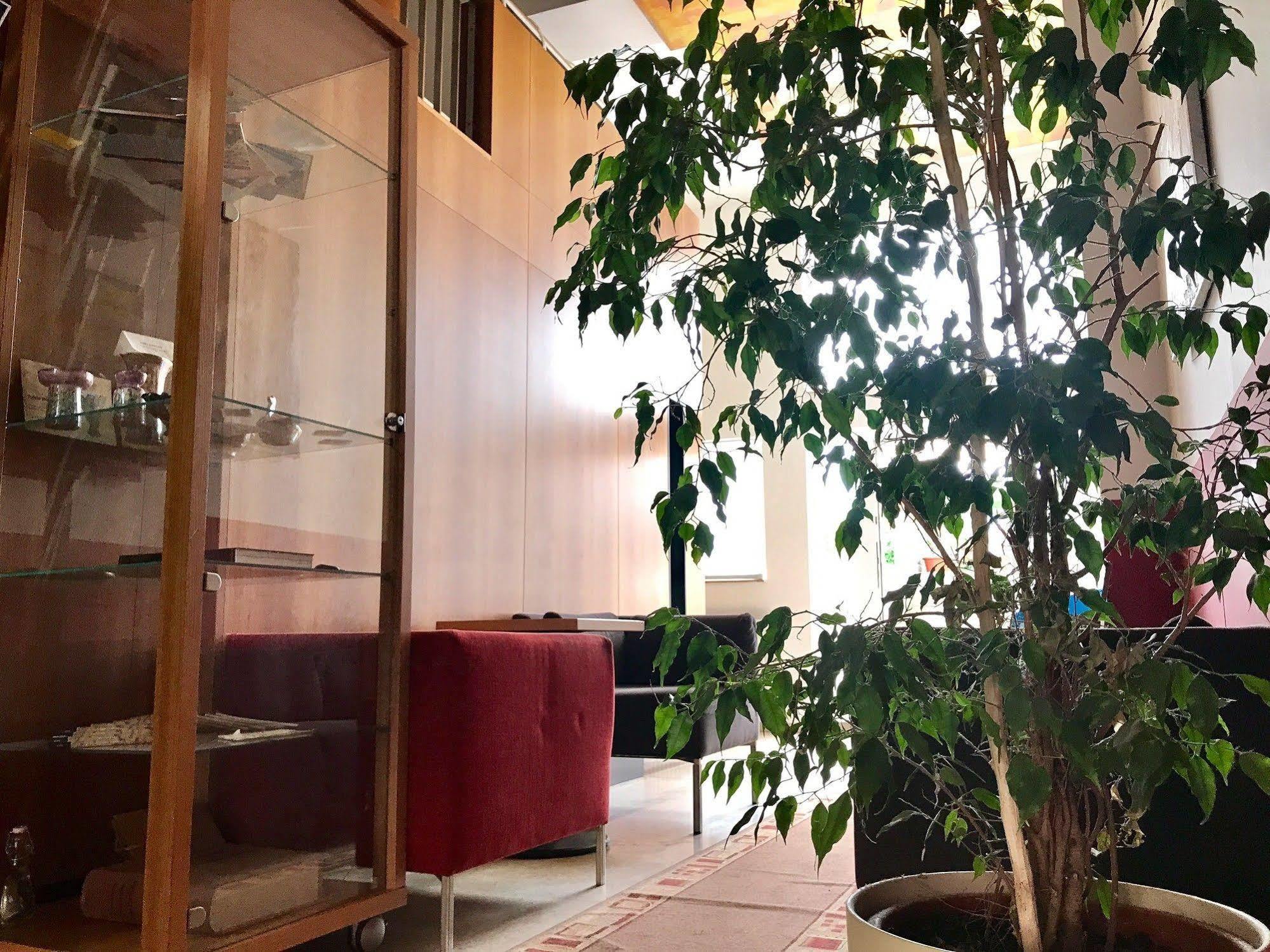 马克西姆酒店 Svätý Jur 外观 照片